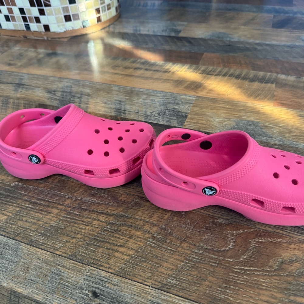 Crocs Womens Classic Platform Clog, size 5. - Picture 5 of 6